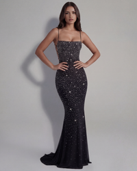 Robe sirène noire à paillettes argentées, fines bretelles, décolleté carré.
