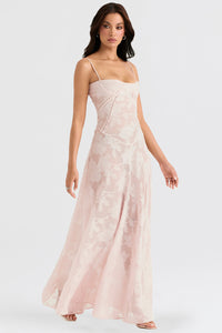 Robe longue rose pâle romantique, bretelles fines, motif floral et jupe ample