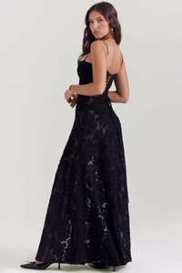 Robe longue noire en dentelle, bretelles fines, vue de dos partielle et jupe ample