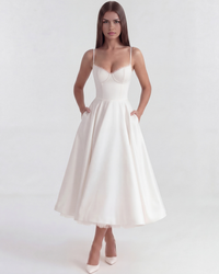 Robe ivoire à bretelles fines, corsage structuré avec dentelle, jupe évasée mi-longue