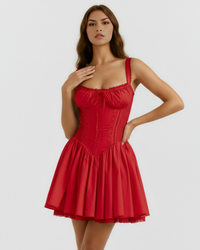 Robe rouge à bretelles fines, encolure carrée, corsage froncé et jupe à volants