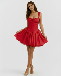 Robe courte rouge à bretelles fines, corsage froncé et jupe évasée à volants