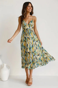 Robe midi fluide à fines bretelles, imprimé feuillage bleu-vert, détail froncé.