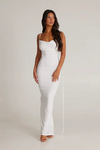 Robe longue blanche ajustée, fines bretelles, décolleté carré, fronces au buste, traîne