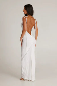Robe longue blanche vue de dos, bretelles nouées, drapé sur la taille.