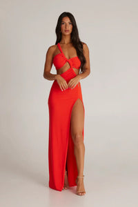 Robe longue de plage rouge à bustier croisé noué, fente latérale jusqu’au genou.