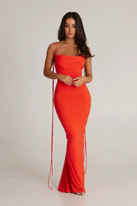 Robe longue rouge moulante, bretelles fines, encolure carrée, fronces au buste, cordons