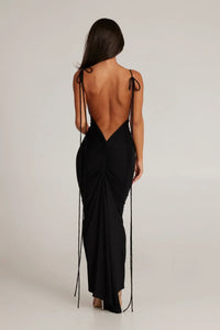Robe longue dos nu noire avec liens longs au dos, buste froncé, coupe maxi.
