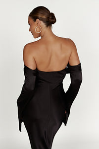 Robe longue Gisella™ noire vue dos, emmanchures drapées et couture centrale