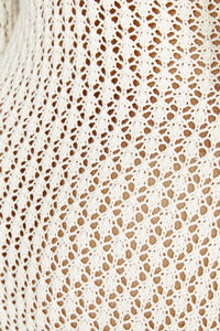 Maille ajourée blanche de la robe longue, motif effet dentelle