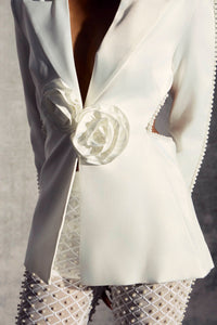 Ensemble blanc : fleur appliquée sur veste, jupe à motif losange et laçage