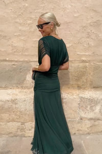 Robe longue verte à col en V, manches courtes, tissu fluide et jupe en voile