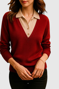 Pull à col chemise effet superposé rouge, encolure en V et finitions côtelées.