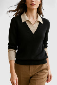 Pull noir à effet superposé, col chemise beige et poignets côtelés beige.