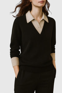 Pull noir effet superposé, col chemise beige et encolure en V côtelée.