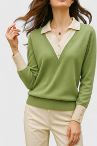 Pull vert clair effet superposé, col chemise beige boutonné, encolure en V.