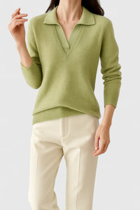 Pull vert clair à effet superposé, col chemise beige et finition côtelée.