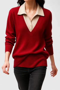 Pull rouge à effet superposé, col chemise beige et sous-col en V côtelé.