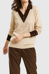 Pull beige à effet superposé, col chemise marron foncé et bord côtelé.