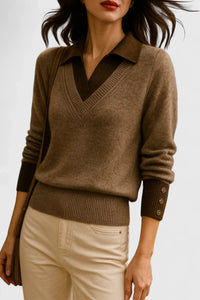 Pull brun effet superposé, col chemise brun foncé, encolure en V côtelée.