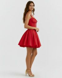 Robe courte rouge à bretelles fines, jupe évasée et corsage froncé