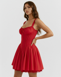 Robe courte rouge à bretelles fines, corsage froncé et ourlet dentelé