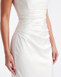 Robe longue ivoire, drapés et fronces sur la taille avec couture latérale