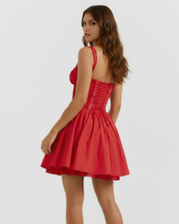 Robe courte rouge à bretelles, corset ajusté et jupe évasée