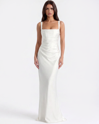 Robe longue ivoire à fines bretelles et buste froncé, silhouette ajustée