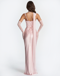 Robe longue Sidonie satin rose pâle, vue arrière, laçage avec cordon, ruban arrière long.