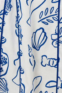 Tissu de robe blanc à motifs floraux bleus dessinés, vue rapprochée