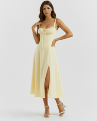Robe midi jaune à bretelles fines, buste froncé avec cordon de laçage et fente.