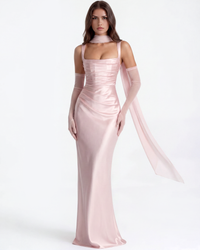 Robe longue Sidonie satin rose pâle, bretelles fines, col ras du cou, ruban arrière.