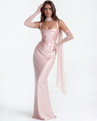 Robe longue Sidonie satin rose pâle, bretelles fines, col ras du cou, ruban sur la hanche.