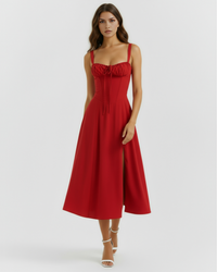 Robe midi rouge à bretelles fines, décolleté froncé et fente sur le côté.