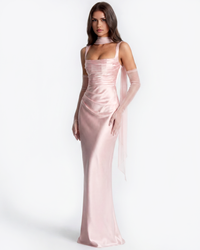 Robe longue Sidonie satin rose pâle, bretelles fines, col ras du cou, ruban latéral.