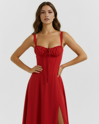Robe midi rouge à bretelles fines, corsage froncé et cordon décoratif au centre.
