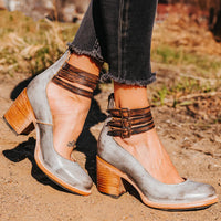 Bottines à talon carré gris acier, brides à boucles en cuir marron