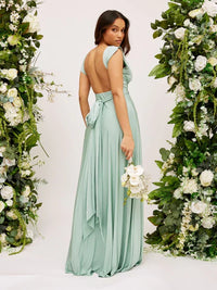 Robe longue de mariée vert d’eau, vue de dos, encolure plongeante et lien à la taille.