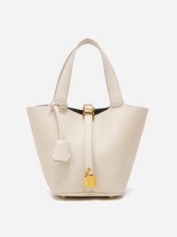 Sac seau chic crème en cuir texturé, anses courtes, serrure dorée pendante