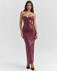 Robe midi bordeaux en simili cuir, encolure sans bretelles et bustier cœur.