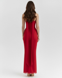 Robe longue rouge moulante, vue de dos, drapés verticaux et fente