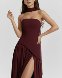 Robe longue bordeaux sans bretelles, jupe plissée froncée et fente