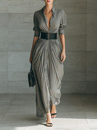 Robe longue plissée grise boutonnée, décolleté V, manches 3/4, ceinture.
