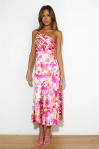 Robe midi asymétrique une épaule, tissu satin, imprimé floral rose et violet, volant bas.