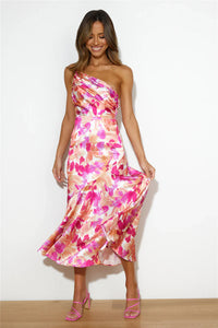 Robe midi asymétrique une épaule, imprimé floral rose, effet drapé et bas volanté.