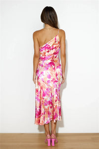 Robe midi asymétrique vue de dos, bretelle fine, imprimé floral rose et violet, fente.