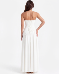 Robe blanche dos nu avec laçage, jupe longue plissée et fermeture sur le buste
