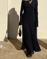 Robe midi en maille côtelée noire à manches longues et fente latérale.