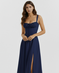 Robe midi bleue nuit à bretelles, haut froncé avec laçage discret, fente au devant